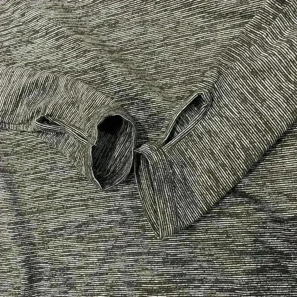 Old Navy Active Quarter Zip Gray Top Thumb Hole Semi Fitted Women’s Size Medium - Picture 3 of 6